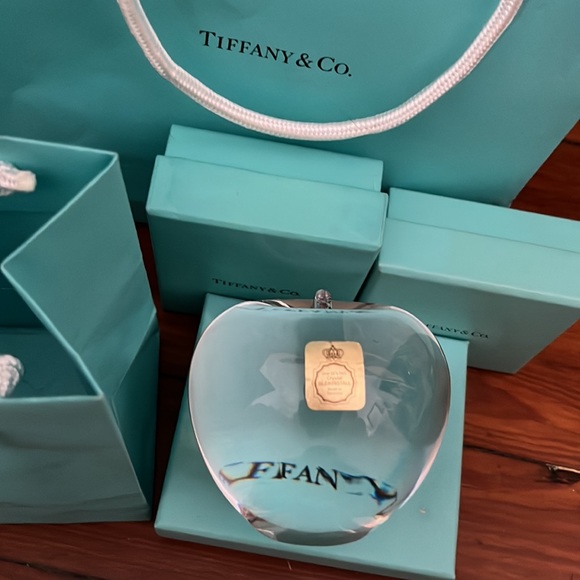 Tiffany & Co. crystal apple paperweight with bag. Marked Tiffany on bottom. - Picture 2 of 3